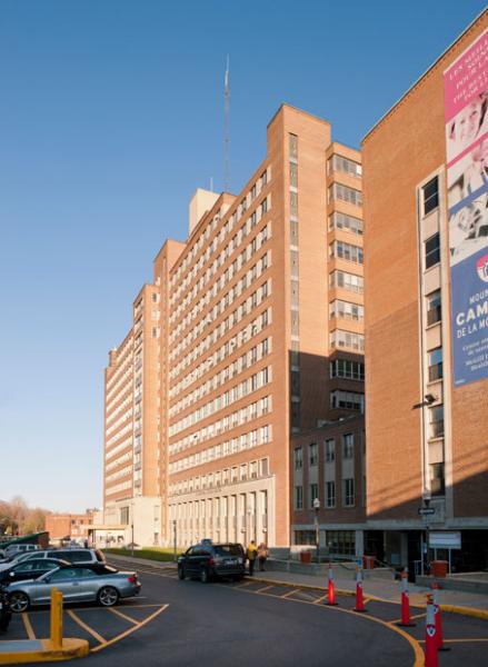 L’élévation principale de l’édifice Cedar Avenue (ailes D et E) de l’Hôpital général de Montréal, donnant sur l’avenue Cedar. Photographie.