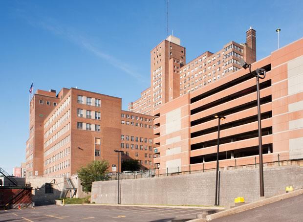 Le stationnement de l’Hôpital général de Montréal est situé à l’est de l’édifice Pine Avenue (Ailes A et B). Photographie.