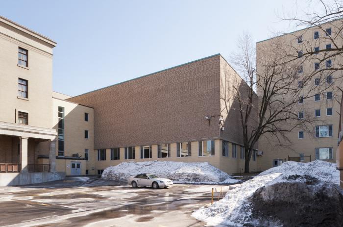 Le gymnase du Collège Brébeuf est un volume rectangulaire et épuré dont la forme est parfaitement adaptée à la fonction. Photographie.