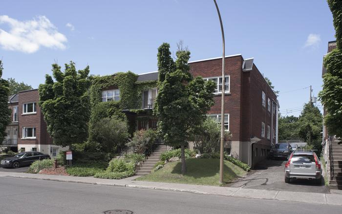 Les duplex jumelés du 3175-3181, rue Jean-Brillant, font partie de la frange résidentielle du campus de la montagne de l’Université de Montréal, une composante fondamentale de ce secteur du site patrimonial.