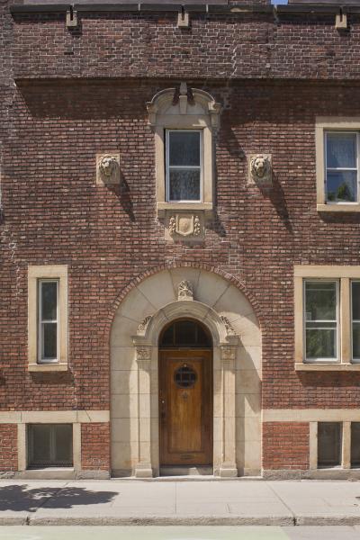 Portail d’entrée de la maison Arthur-Kivell-Fisk. Son arc mouluré et ses palmettes ainsi que la fenêtre de l’étage avec son arc surbaissé scindé, les têtes de lion et le cartouche participent à la monumentalisation de l’entrée.