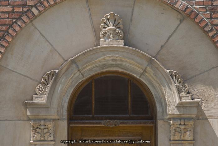 Détail de l’arc du portail d’entrée de la maison Arthur-Kivell-Fisk, avec ses palmettes et ses piédroits au sommet mouluré.