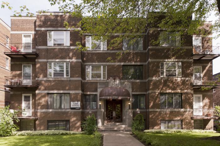 Les appartements Parkchester, sis au 2780, avenue Willowdale. Sur la façade principale, les bandeaux en pierre artificielle délimitent les différents niveaux et accentuent l’effet d’horizontalité, une caractéristique de l’architecture moderne. Photo.