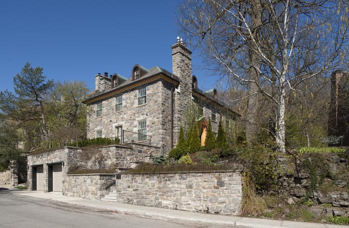 La maison William H. Chase, un ensemble massif créé par l’uniformité du traitement et du matériau des différentes composantes bâties.