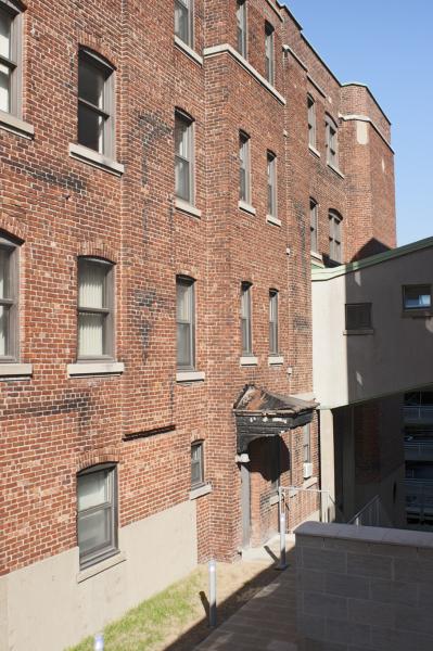 Une passerelle a été aménagée sur la façade latérale droite afin de permettre une circulation intérieur entre les appartements Travancore et l’Hôpital général de Montréal. Photographie.