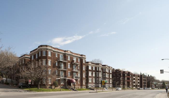 Le bâtiment Rockliffe est composé d’immeubles à appartements homogènes en matière de densité, d’implantation, de gabarit et de matériau de revêtement. 