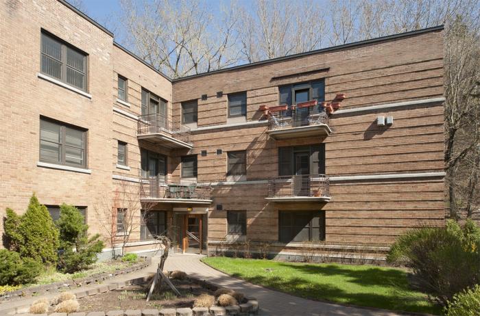 Les retraits et les saillies du parement en brique des parois de la cour intérieure des appartements Beaverbrook & Chuchill dynamisent l’architecture orthogonale et sobre.