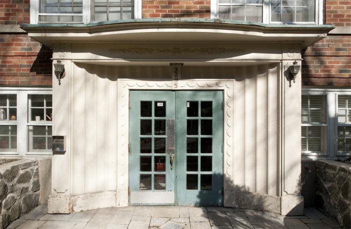Le portail d’entrée, qui constitue l’essentiel du décor du 3295, avenue Ridgewood, est monumentalisé par son ébrasement.