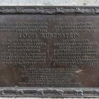 "Louis Rubenstein, 1862-1931", avant 1940, détail de la plaque.