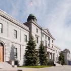 Aile gauche et corps central de l’édifice du Collège McGill. Photographie.