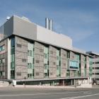 La façade du Centre d’innovation Génome Québec et Université McGill sur l’avenue du Docteur-Penfield. Photographie.