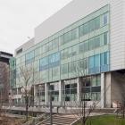 La façade du Centre d’innovation Génome Québec et Université McGill vers l’intérieur du campus. Photographie.