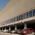 À l’avant, sous le Centre d’éducation physique et des sports de l’Université de Montréal se trouve un stationnement couvert. Photographie.