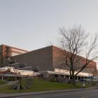Élévation principale du Centre d’éducation physique et des sports de l’Université de Montréal.On remarque que le bâtiment est conçu en plusieurs volumes, suivant la dénivellation du terrain. Photographie.  