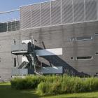 L’élévation latérale gauche du pavillon J.-Armand-Bombardier se distingue des autres façades par le traitement des ouvertures et l’emploi d’un revêtement en brique grise. Photographie