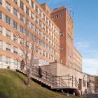 L’emploi de palier dans l’organisation du complexe de l’Hôpital général de Montréal met en valeur la topographie du mont Royal. Photographie.