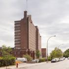 L’édifice Cedar Avenue (ailes D et E) de l’Hôpital général de Montréal fait face au mont Royal. Photographie.