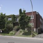 Les duplex jumelés du 3175-3181, rue Jean-Brillant, font partie de la frange résidentielle du campus de la montagne de l’Université de Montréal, une composante fondamentale de ce secteur du site patrimonial.