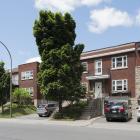 Le duplex jumelé au 3165-3167, rue Jean-Brillant, fait partie de la frange résidentielle du campus de la montagne de l’Université de Montréal, une composante fondamentale de ce secteur du site patrimonial.