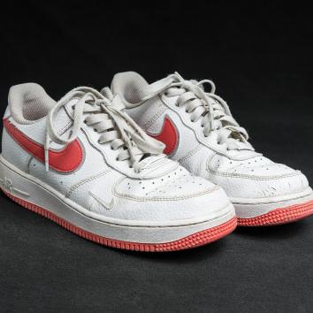Baskets Nike blanches et rouges