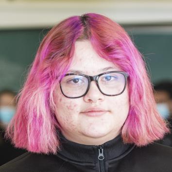 Photo d'une élève avec son trésor de famille