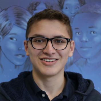 Photo d'un élève avec son trésor de famille
