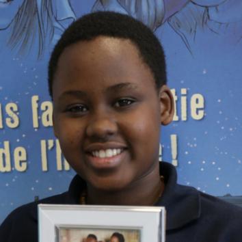 Photo d'un élève avec son trésor de famille