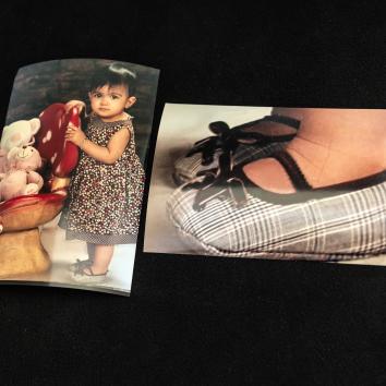 Photographie fillette et chaussure de bébé