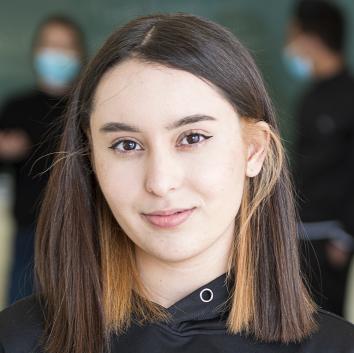 Photo d'une élève avec son trésor de famille