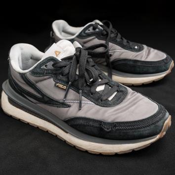 Chaussures de sport grises et noires