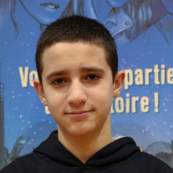 Photo d'un élève avec son trésor de famille