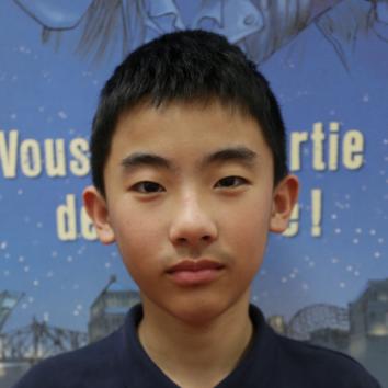 Photo d'un élève avec son trésor de famille