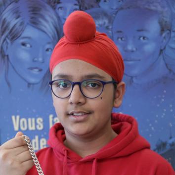 Photo d'un élève avec son trésor de famille