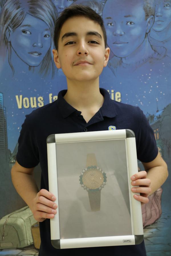 sites/default/files/private Photo d'un élève avec son trésor de famille