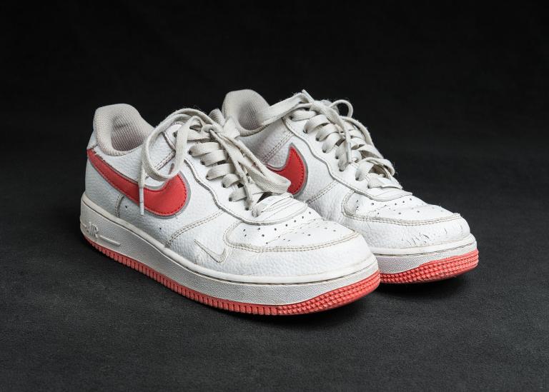 Baskets Nike blanches et rouges