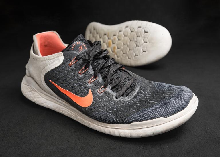 Chaussures de sport noires et oranges