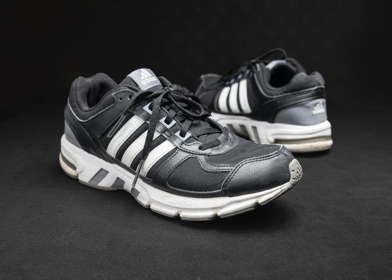 Chaussures de sport noires et blanches