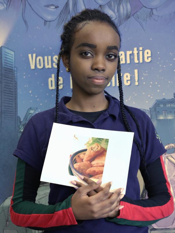 sites/default/files/private Photo d'une élève avec son trésor de famille
