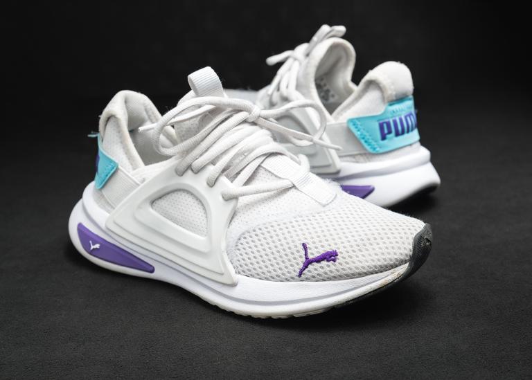 Chaussures de sport blanches, bleues et mauves