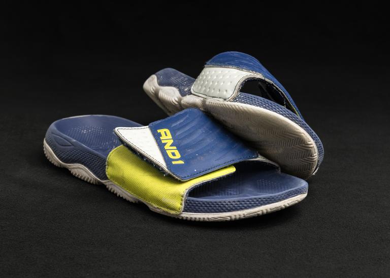Sandales bleues et jaunes
