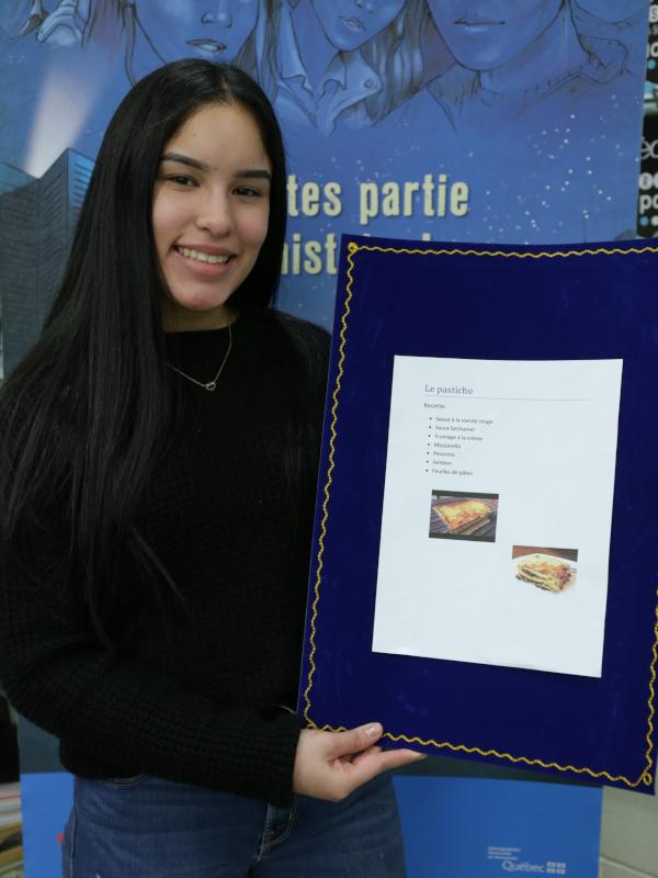 sites/default/files/private Photo d'une élève avec son trésor de famille