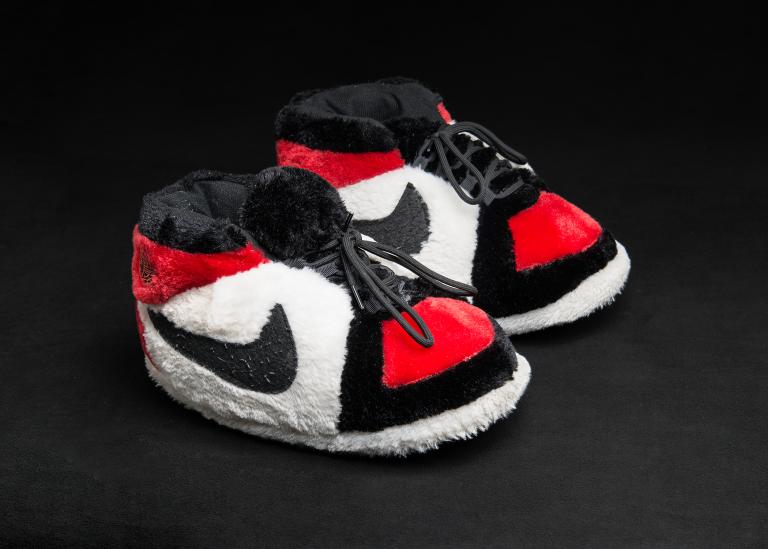 Pantoufles Nike noires, blanches et rouges