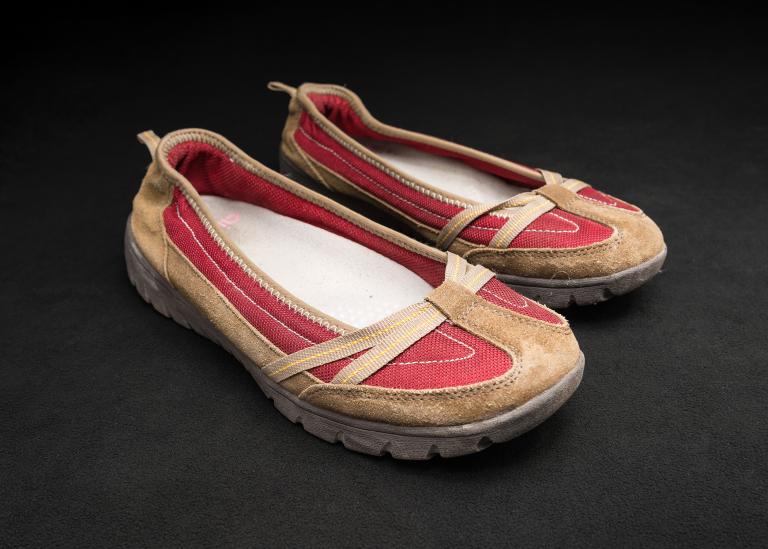 Mocassins rouges et beiges