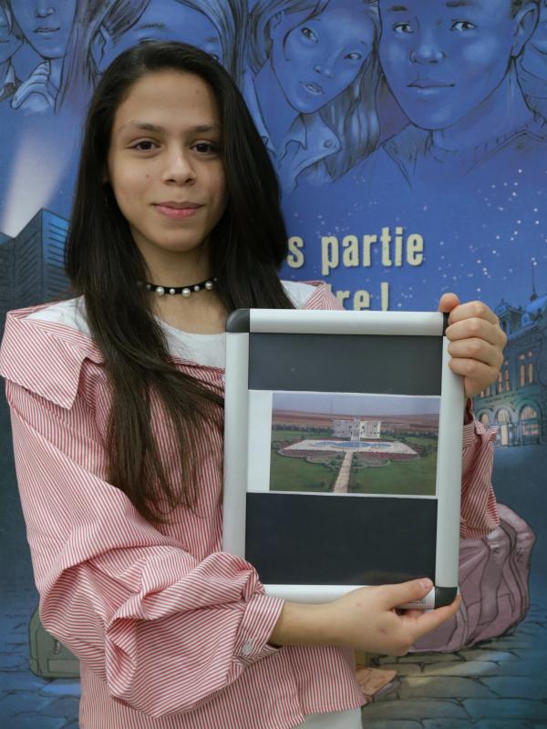 sites/default/files/private Photo d'une élève avec son trésor de famille