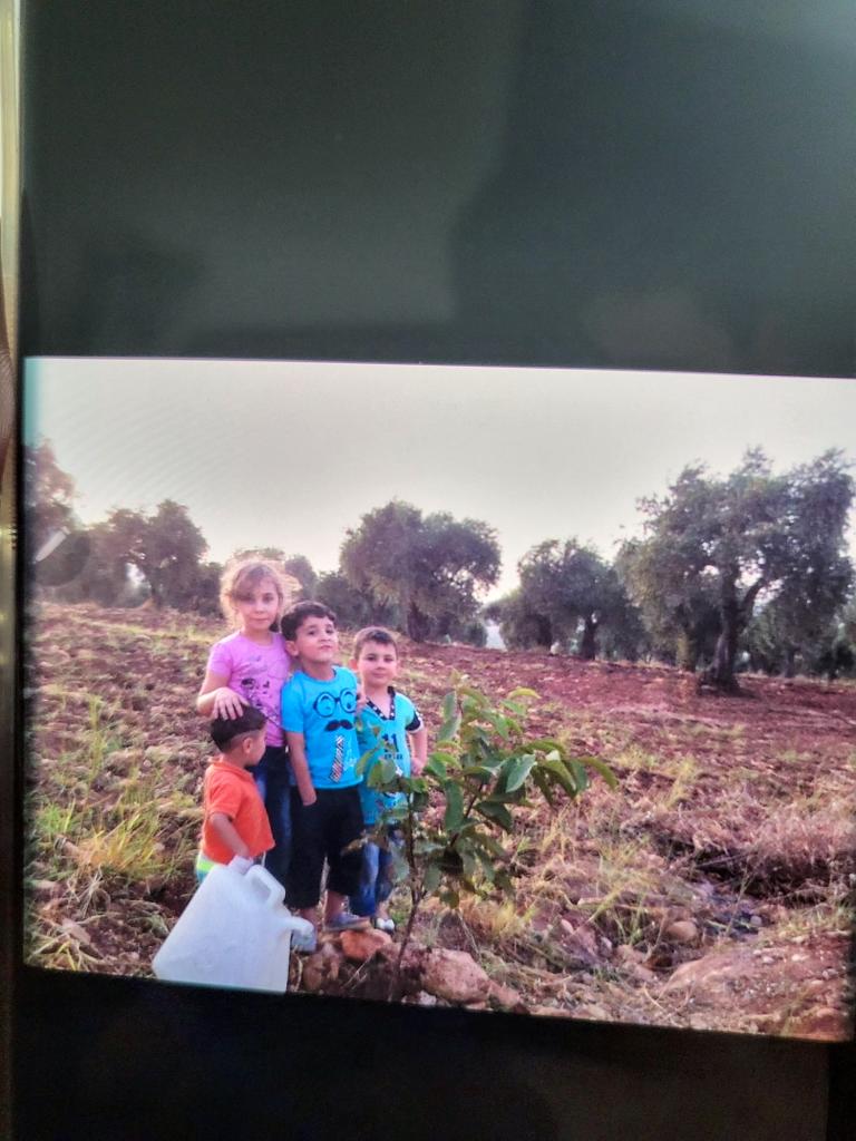 Photo d'un élève avec son trésor de famille