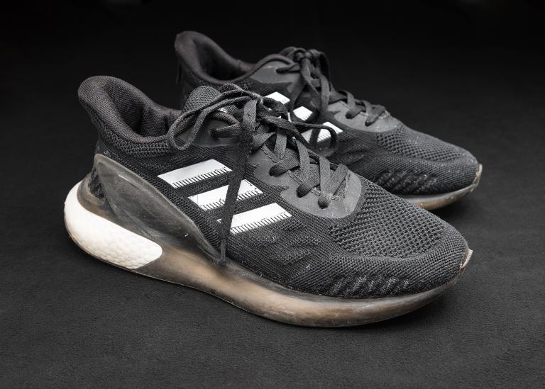 Chaussures de sport noires et blanches