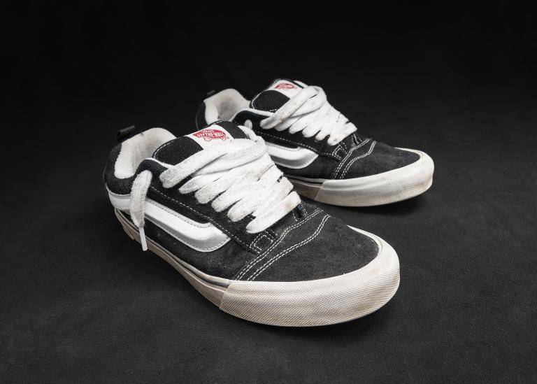 Chaussures Vans noires et blanches