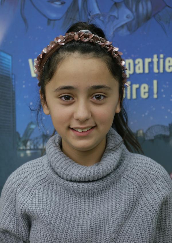 sites/default/files/private Photo d'une élève avec son trésor de famille