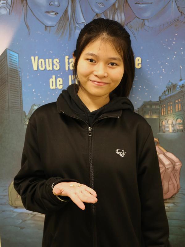 sites/default/files/private Photo d'une élève avec son trésor de famille