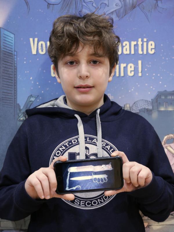 sites/default/files/private Photo d'un élève avec son trésor de famille